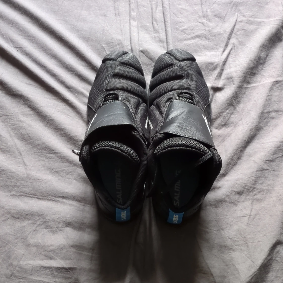 Svarta innebandy målvakts skor