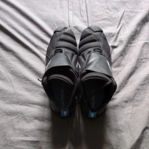 Svarta innebandy målvakts skor - Tjena, säljer nu dessa riktigt fina Salming skorna för innebandy målvakter, ny köpta för 1500kr å knappt använda. Storlek 44 men passar även 43 då jag hade 43 när jag använde dom. Skriv om ni har frågor och priset kan diskuteras vid snabb affär!