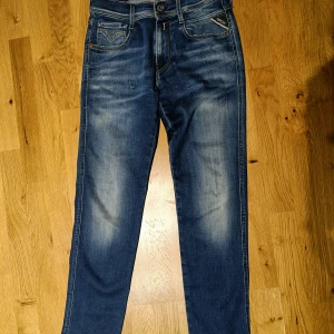Replay anbass  - Snygga replay anbass jeans (hyperflex)med lite slitningar.  Storlek W28/L32 (slim fit). Passar bäst på de som är ca. 175-182 cm långa (innerbenslängd på ca. 81 cm) och väger 60-70 kg beroende på kroppsform(kortare kan funka)