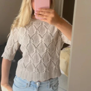 Stickad kortärmad  - Sååå snygg virkad/stickad tröja!! Perfekt till hösten❣️❣️