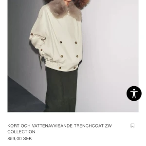 Kort trenchcoat med fuskpälskrage Zara - Bech jacka ifrån Zara, man kan även ta av pälsen. Använd 2 gånger säljer då den inte är min stil, nyskick storlek M                                                    Kan tänka mig att sänka priset‼️