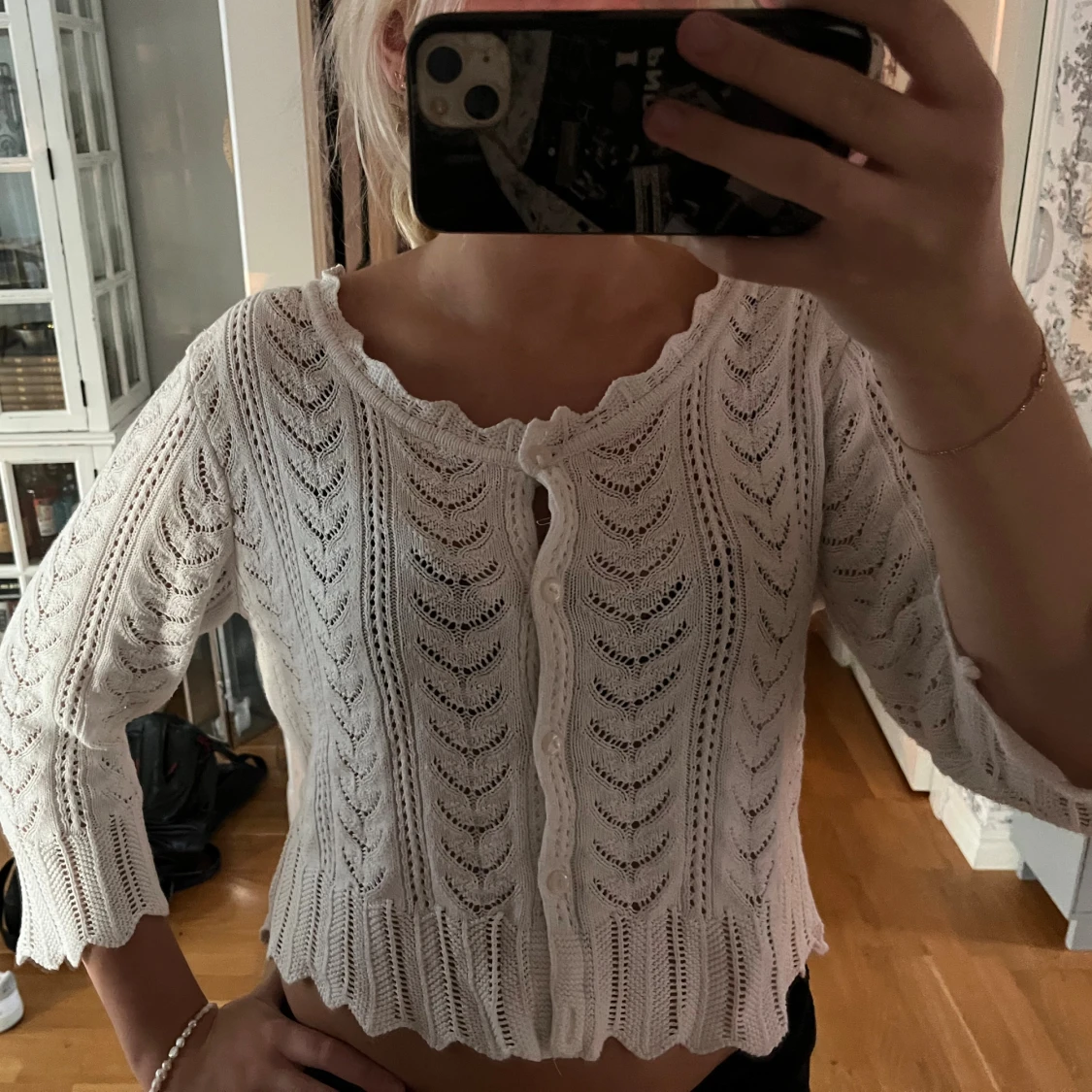 Vit stickad kofta med knappar