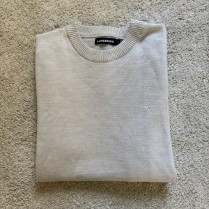 Helt ny J.lindeberg tröja - Helt ny stickad J.Lindeberg tröja, nypris 1400kr säljer den nu för endast 700kr. Skriv vid frågor!