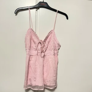 Ljusrosa spetsig linnetopp  - Supersöt ljusrosa linnetopp med tunna axelband och spetsdetaljer upptill💞Toppen är från Vero Moda och är slutsåld både online & butik. Storleken är M, men passar även för storlek S. Använd några gånger 💗💗