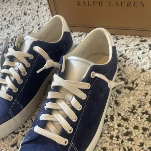 Ralph Lauren Longwood Sneakers - Schyssta skor från Ralph Lauren. Nya med prislapp i storlek 42. Dem är mörkblåa med vita snören och perfekta nu till hösten🍁🔥.