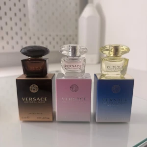 Versace parfymset mini 3-pack - Säljer ett set med tre miniparfymer från Versace: Crystal Noir (mörkbrun flaska, svart lock), Bright Crystal (transparent flaska, silverlock) och Yellow Diamond Intense (gul flaska, gult lock). Alla flaskor är 5 ml och kommer i snygga förpackningar.