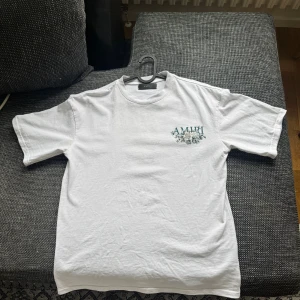 Amiri t shirt - Amiri t shirt som är använd några gånger men fel fri. Det är storlek S men är lite overshirt så den passar M också. 