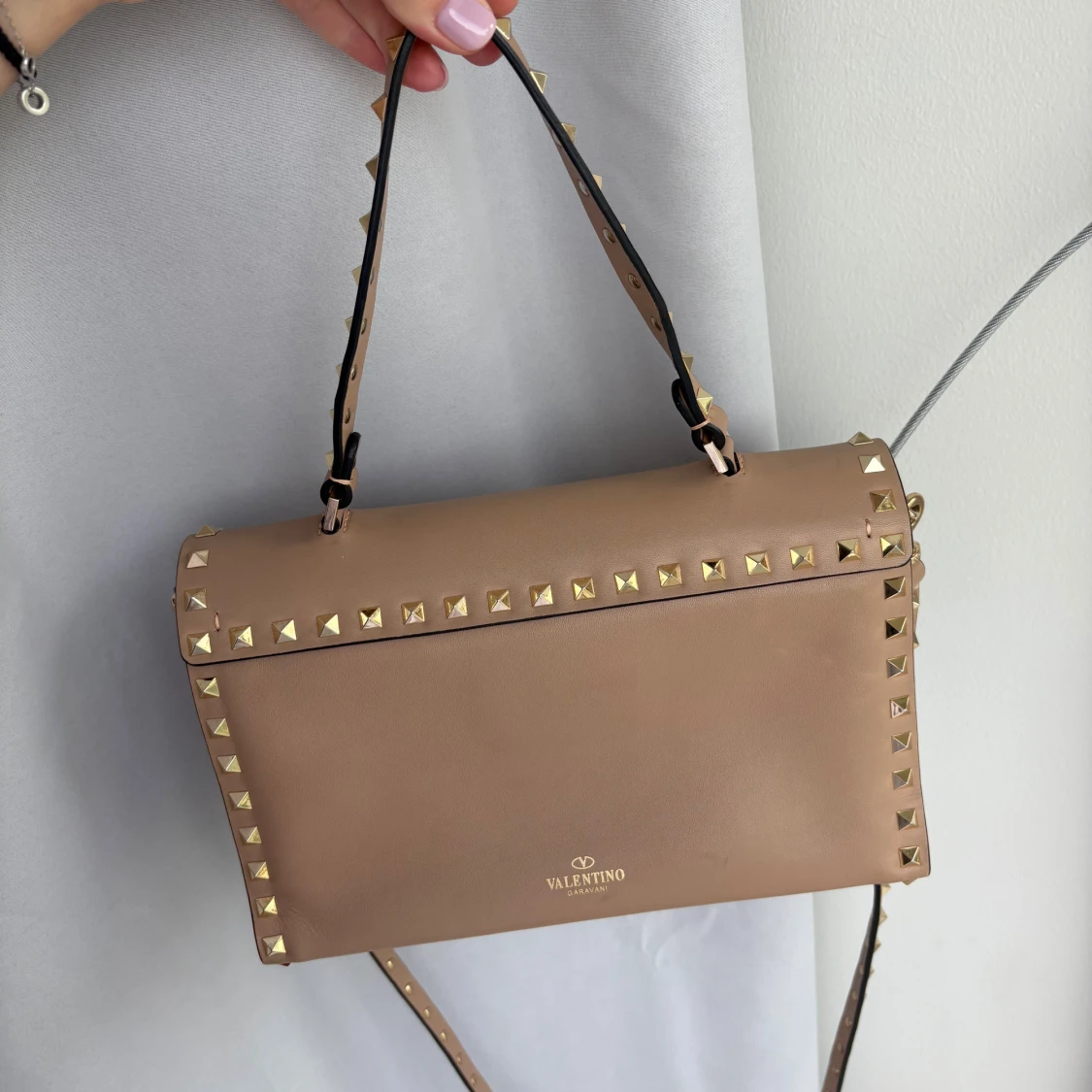 Beige Valentino axelväska med nitar