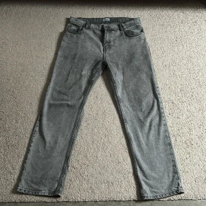 Grå jeans från Grunt, - Säljer ett par grå jeans från Grunt i rak modell. Använda ett par gånger 