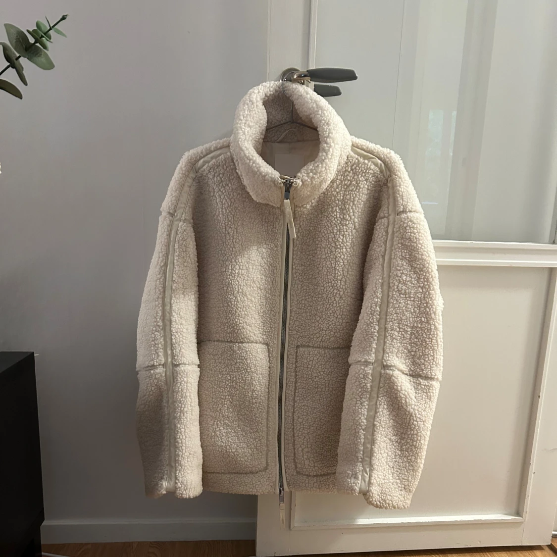Crèmevit teddyjacka från H&M