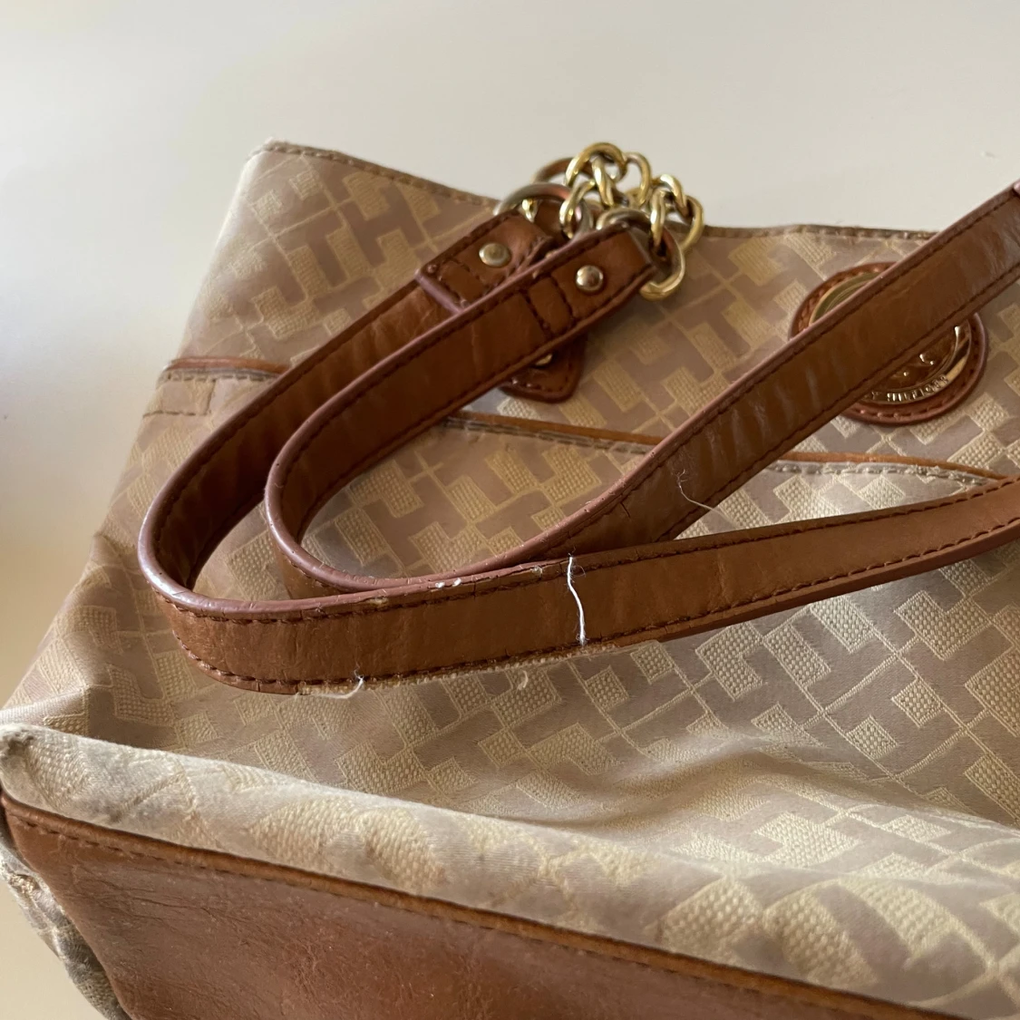 Beige axelväska från Tommy Hilfiger - 4