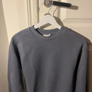 Blå sweatshirt från Gina Tricot XXS - En basic blå sweatshirt från Gina Tricot, basically basics-kollektionen. Tröjan har rund halsringning, långa ärmar och är tillverkad i mjuk bomull.