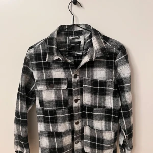 En rutig skjorta - Säljer en långärmad rutig skjorta för män i god skick som har används ett par gånger.
