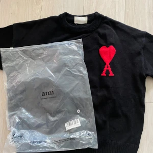 Svart stickad tröja från Ami Paris - Säljer min ami paris tröja  Använd 1 gång pris kan diskuteras vid snabb affär 