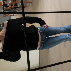 Svart Off the shoulder tröja - Svart stickad off the shoulder tröja från JDY i storlek S säljer då den inte har kommit till användning så mycket, köpt från zalando men säljs inte längre i Sverige. 