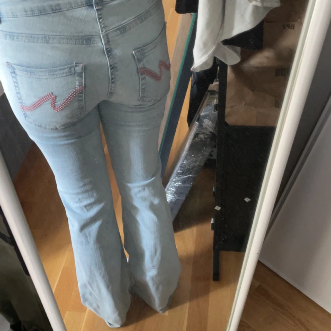 Ljusblå bootcut jeans med slitningar - 2