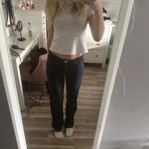 Mörkblå raka jeans - Säljer ett par mörkblå jeans med klassisk rak passform och normal midja.  Perfekta till en enkel t-shirt eller hoodie🤩