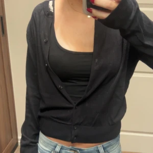 Svart kofta - En tunn svart kofta från H&M, säljer då den inte kommer till användning. Super söt och passar nästan till alla outfits. Den har blivit använd några gånger men har inga tecken så användning💞