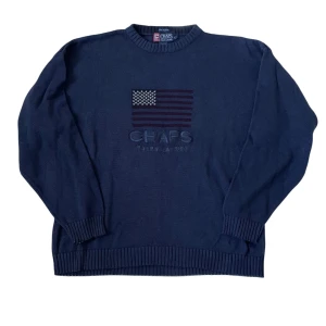 Mörkblå stickad tröja Chaps Ralph Lauren | Size L - Chaps sweatshirt | Skick – 7/10 | Size – L | Tröjan är lite nopprig på ena armen och har ett litet håll bakre armen men kan fixas, Hör av dig vid minsta fråga eller fundering! 🤩