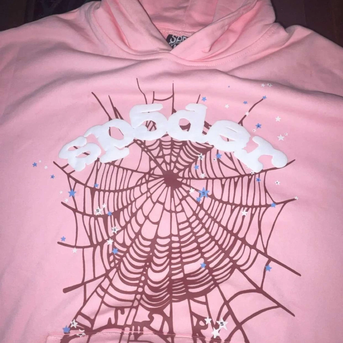 Rosa hoodie från Sp5der med spindelnät