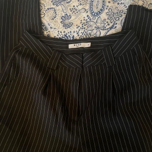 Svarta kostymbyxor med vita ränder NA-KD - Svarta högmidjade kostymbyxor med vita ränder från NAKD. Precis fått av min kusin men sparsamt använda. Inga defekter. Säljer då dom är för långa på mig som är 160cm. Storlek 36 Tvättar allt innan, skriv för mer bilder eller om du har några frågor.💞