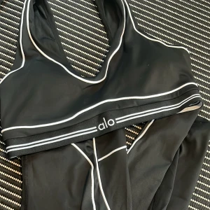 Alo yoga set - ’Airbrush Heart Throb Bra’ och ’Airbrush High-Waist Heart Throb Legging’ trendiga yoga settet! Använd endast en gång. 🤎 Ny pris är 2549kr ! (Storlek xs/2-4)