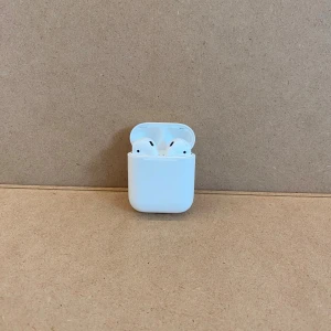 AirPods gen 1 - Hej, säljer ett par äkta AirPods gen 1. Alla skal som är med på bilderna fås med. Ett par nya kostar ca 1000kr så ja tycker 450kr med 3st skal är bra.