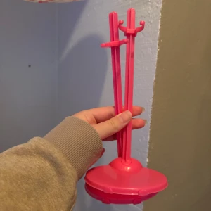 3st dockställ + två monster high kammar - Precis som bilden visar. Pris kan diskuteras vid SNABB köp elr vid köp av flera produkter från mitt konto