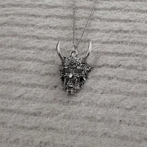 Silent Demon - Rostfritt halsband med en 50 cm kedja och ett 2,5 × 2 cm demonmask-hänge. Minimalistiskt och nickelfritt