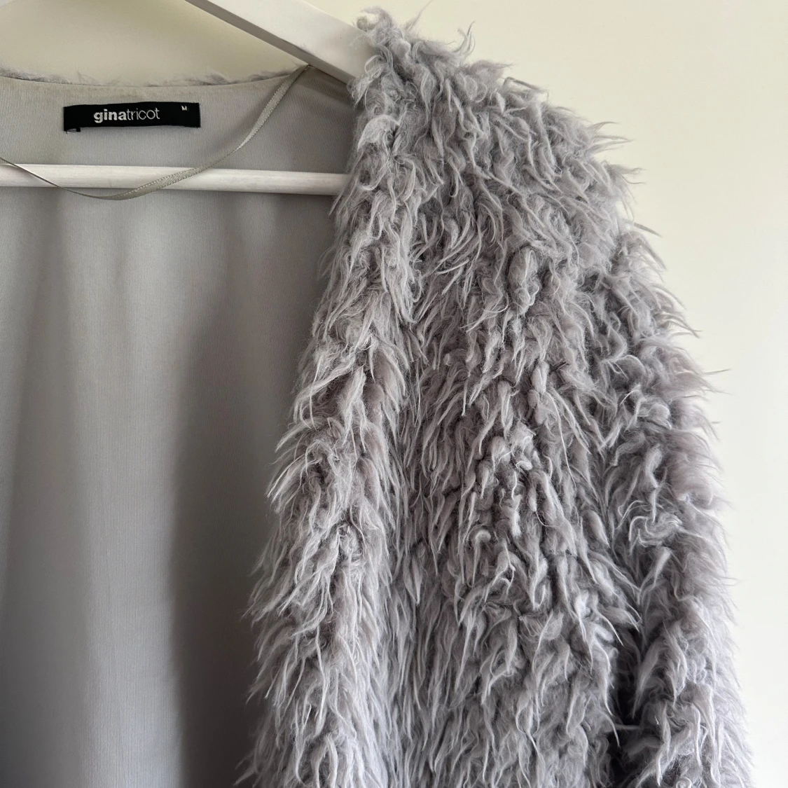 Ljusgrå pälsjacka från Gina Tricot - 1