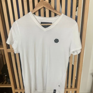 Vit t-shirt från Philipp Plein storlek s - Vit t-shirt Philipp Plein. T-shirten har en liten logotyp på bröstet och en signatur broderad nedtill på ena sidan.  Fint skick!