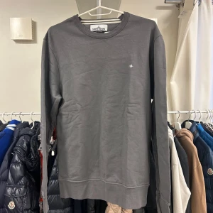 Grå sweatshirt från Stone Island - Storlek: S Small  Färg: Grå Skick: Mycket gott – endast använd vid enstaka tillfällen.   Skickas spårbart eller hämtas upp efter överenskommelse. Vid intresse – hör gärna av dig.
