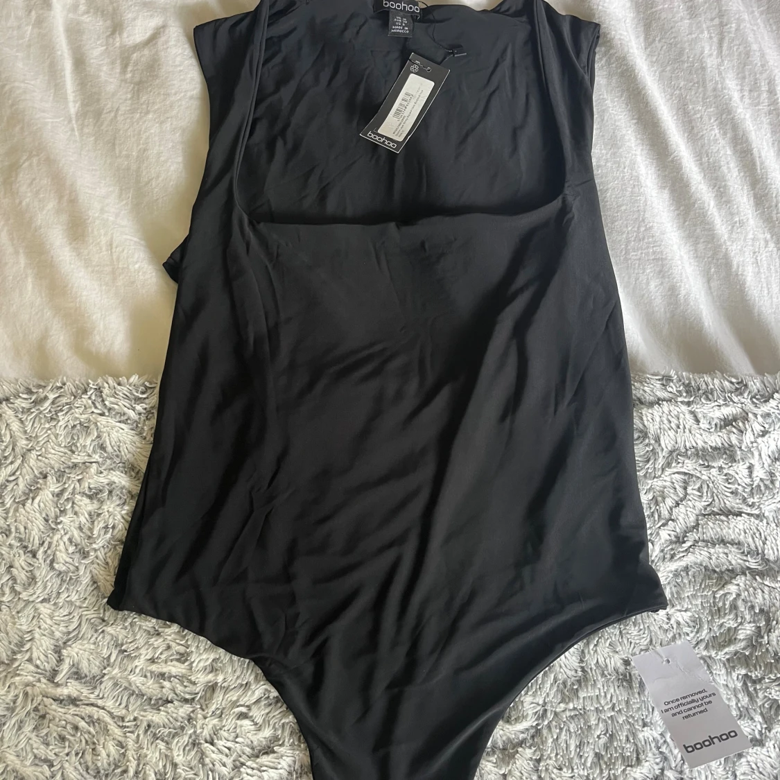Svart body från Boohoo
