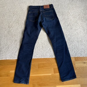 Mörkblå jeans - Midwaist jeans som tyvärr inte passar mig riktigt längre! 