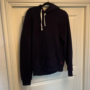 Blå fleece hoodie från Polo Ralph Lauren - Blå fleece hoodie från Polo Ralph Lauren med klassisk röd logga. Tröjan är köpt på Åhléns så den är inte fejk. Bra skick. Storleken är M.  Priset är inte hugger i sten. Tveka inte att skriva om du har funderingar👍😁Sorry för dåliga bilder 