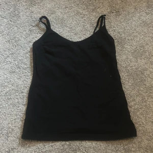 Svart linnetopp från lager 157, XS - Enkel och stilren svart linnetopp från lager 157 i storlek xs. Säljer då den inte kommer till användning längre.