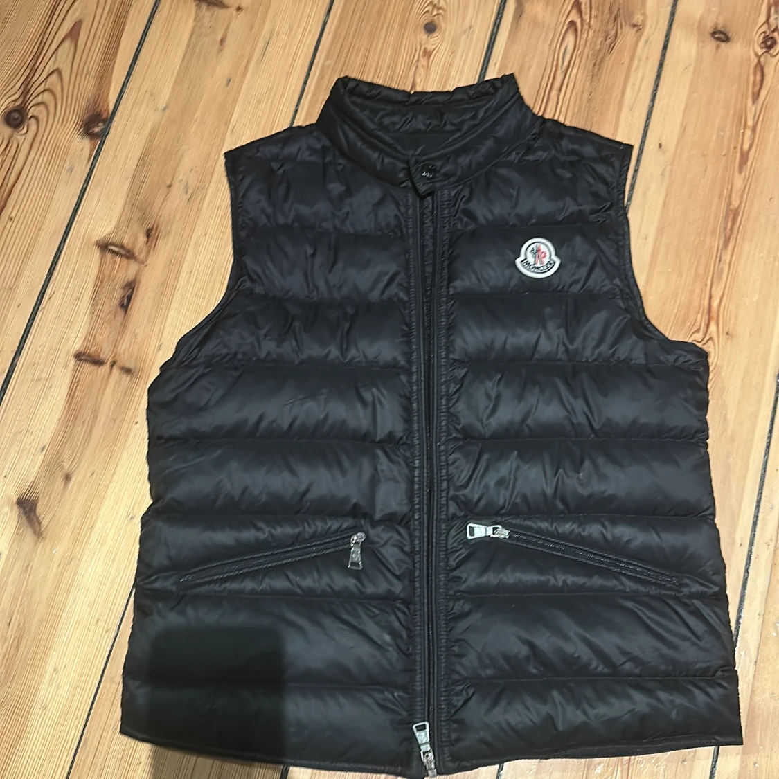 Svart dunväst från Moncler