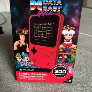 Pixel Classic: Data East Hits Gameboy - Retrospelare med 300 klassiska 8-bitars spel, inklusive legendariska Data East-titlar som Bad Dudes, Caveman Ninja och BurgerTime. Perfekt för dig som älskar nostalgi och vill ha timmar av underhållning i fickformat.