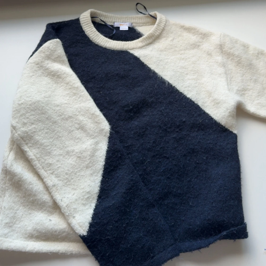 Svartvit stickad tröja från Gina Tricot - 1