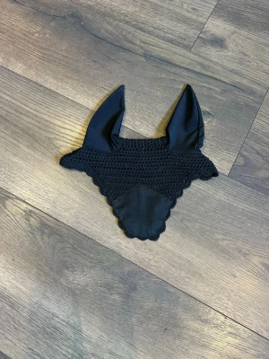 Marinblå o svart huva - Säljes p.g.a. Dem inte passar min medryttarponny, för jag köpte dem för några år sedan men bara använda 2-3 gånger eftersom dem ej passa honom💕båda på köpet då jag vill bort med dem💕köparen står för frakten!