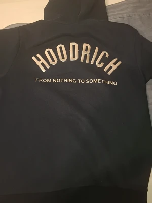 Hoodrich hoodie med  - Använd fåtal gånger så nästan helt ny, jätte bra skick