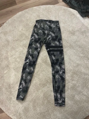 Stronger träningstights - Säljer ett par stronger träningstights i camoflague mönster. Sitter jättebra och är perfekta till träning! Skicka till mig om ni vill ha mer info🫶🏻🫶🏻