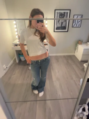 Vit stickad topp från 157 - Säljer en vit stickad topp från 157 i strl S💕 Toppen är väldigt bra skick och knappt använd 💕 Pris kan diskuteras