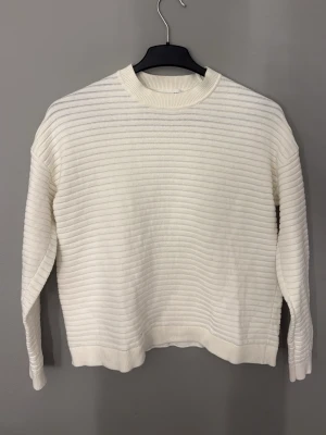 Vit Tröja  -  En jättefin vit tröja i ett nytt skick ❤️