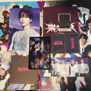 Stray kids Rock-Star Album - Stray Kids Rock-Star album med fotobok, affisch och photocards. 2 photocards och ett fullt sett av polariods (antingen maknae line eller hyung line)! (Skriv om man vill veta vilka photocards det är!) Man får lite freebies💗