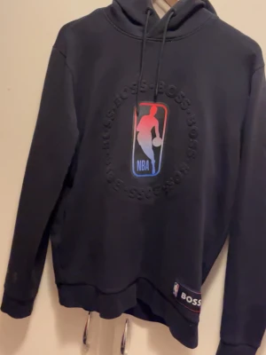 Hugo boss x NBA - Svart Hugo boss x NBA hoodie