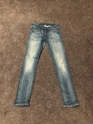 Jack & Jones jeans  - Hej, säljer nu dessa Jack and Jones slim Glenn  i storlek 30-32, det finns en slitning på knät på byxorna, 