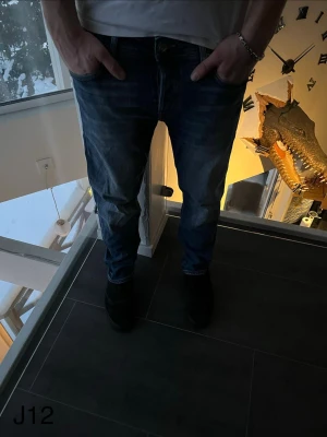 Blå jeans från Jack & Jones  - Blå jeans från Jack & Jones med Tapered/Mike passform. Hör av er vid minsta funderingar!