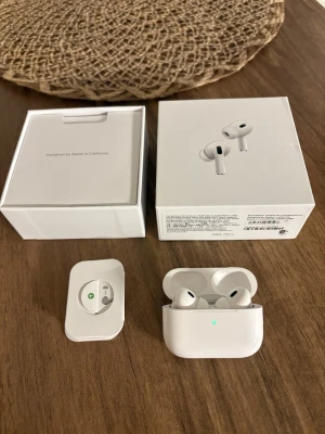 AirPods Pro 2 - Säljer ett par Apple AirPods Pro (2nd generation) i mycket fint skick, komplett med lförpackning och tillbehör. Inga synliga repor eller skador, ser ut som nya.