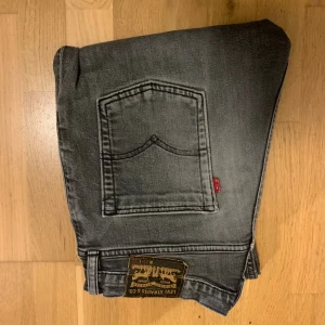 Levi’s jeans - Storlek: W31 L32 Skick: 6/10 - finns slitningar men inget speciellt  Passform: Regular/baggy